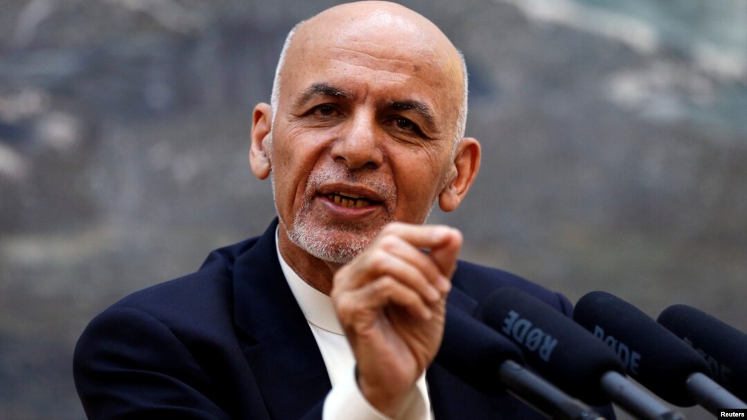 Presiden Afghanistan Ashraf Ghani memberikan konferensi pers di Kabul, hari Sabtu (30/6).