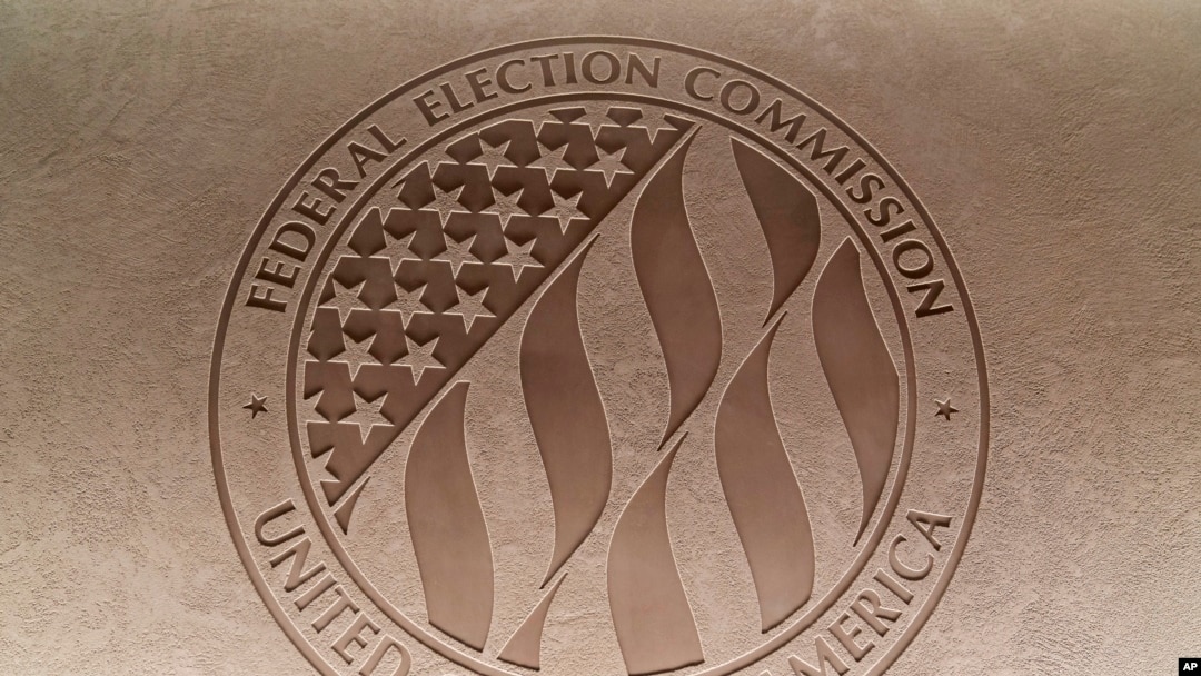 ARCHIVO - El emblema de la Comisión Federal Electoral se ve en la sede de la FEC en Washington el 10 de agosto de 2023. La FEC supervisa el gasto electoral, incluido el de los comités de acción política.