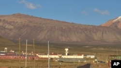 ARCHIVO - La imagen muestra la zona militar de Tacna, rodeada de montañas, en Perú, el 12 de mayo de 2023. 