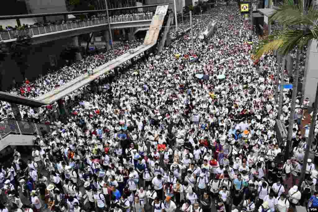 6-9香港反送中遊行人士逼爆金鐘。(美國之音湯惠芸拍攝)