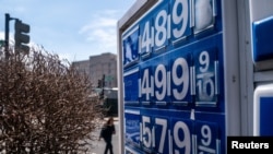 주유소에 걸린 휘발유 가격 안내판