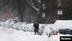 Cư dân cố gắng dọn dẹp băng tuyết ở Boston, Massachusetts, 3/1/2014