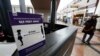 Un aviso aconseja a los pasajeros mantener la distancia en el Aeropuerto Internacional de Denver, al tiempo que tratan de evitar la diseminación del coronavirus. 20 Marzo 2020.