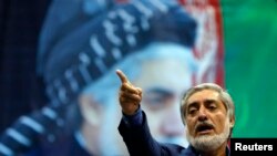 Capres Afghanistan Abdullah Abdullah berbicara di hadapan ribuan pendukungnya di Kabul, Selasa (8/7).