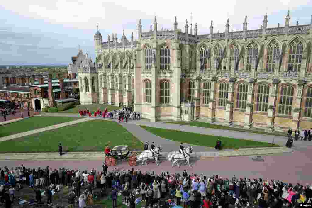 2018年10月12日，在英国温莎城堡圣乔治教堂举行婚礼之后，英国的约克公主尤金妮和她的丈夫杰克·布鲁克斯班克乘坐马车离开。