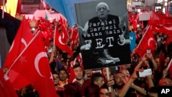 دولت ترکیه عبدالله گولن را متهم به دست داشتن در کودتای نافرجام این کشور کرده و هواداران او را از کار برکنار کرده است.