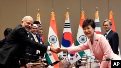 2015年5月18日，韩国总统朴槿惠在首尔总统府青瓦台与印度总理莫迪握手。
