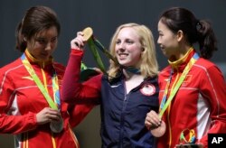 在里约奥运会女子10米气步枪射击赛中，19岁的美国选手斯拉舍赢得金牌，中国选手杜丽（左）荣获银牌，易思玲（右）得到铜牌（2016年8月6日）