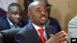 Mutungamiri weMDC VaNelson Chamisa vanga vachitarisirwa kusangana nevamiriri veparamende vebato ravo.