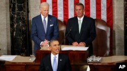 Tổng thống Obama đọc bài Diễn văn Tình trạng Liên bang tại trụ sở Quốc Hội trong thủ đô Washington, 28/1/14. Phó Tổng thống Joe Biden (trái) và Chủ tịch Hạ viện đứng phía sau Tổng thống