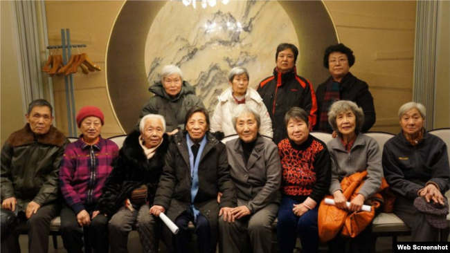 天安门母亲发言人尤维洁在天安门母亲网站上发布的在八九六四中失去孩子的父母亲2016年1月5日在北京聚会合影。