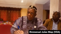 Dr Tany Robinson, chef supérieur dans la région du sud assiste à un atelier de planification et de plaidoyer sur la gouvernance foncière au Cameroun. Yaoundé, le 25 juillet 2019. (VOA/Emmanuel Jules Ntap)