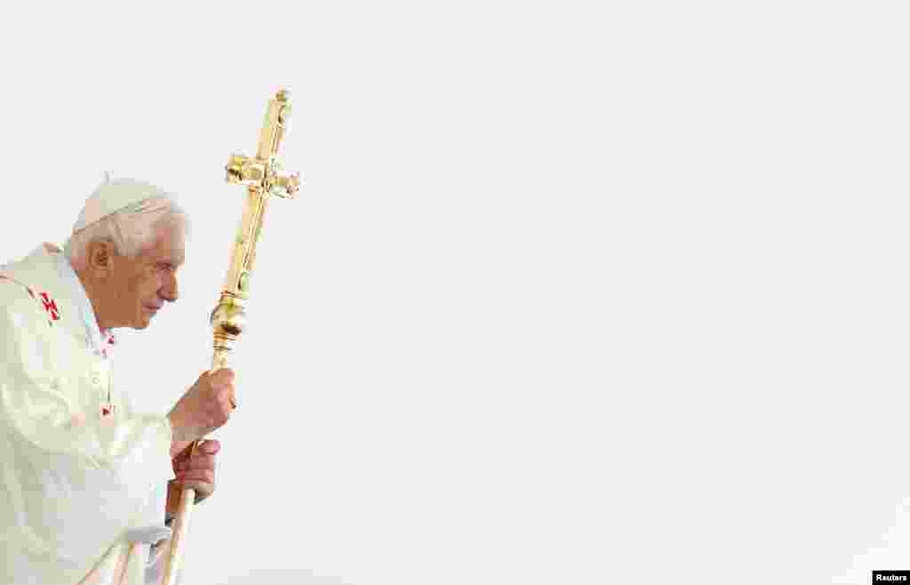 Papa segurando a cruz durante uma missa solene em Zagreb, Cro&aacute;cia