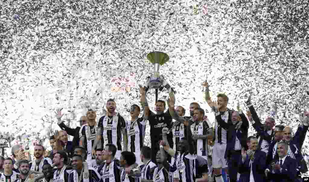 ក្រុម Juventus សាទរជ័យជម្នះរបស់ខ្លួនក្នុងការទទួលបានងារមួយរបស់អ៊ីតាលីជាប់ៗគ្នា៦ដង នៅពេលបញ្ចប់ការប្រកួតបាល់ទាត់ Serie A រវាងក្រុម Juventus និងក្រុម Crotone នៅស្តាត Juventus ក្នុងក្រុង Turin ប្រទេសអ៊ីតាលី។