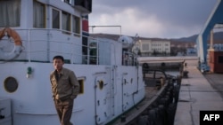 Un marin se tient sur son bateau dans le port de Rason, à l'extrémité nord-est de la Corée du Nord, 21 novembre 2017.