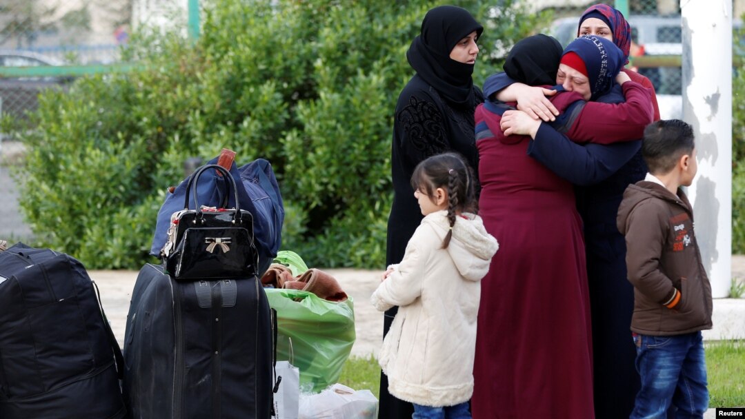 Para pengungsi Suriah kembali ke Suriah dari Beirut, Lebanon (6/12). 