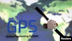 지도 위에 놓인 GPS(Global Positioning System) 로고와 인공위성 모형