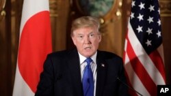 Tổng thống Donald Trump phát biểu trong cuộc họp báo chung với Thủ tướng Shinzo Abe tại Dinh Akasaka ở Tokyo ngày 6/11/2017. 