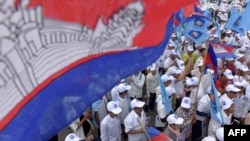 Supporters of Cambodia National Rescue Party (CNRP) gather in a rally on the last day of the commune election campaign in Phnom Penh, June 2, 2017.