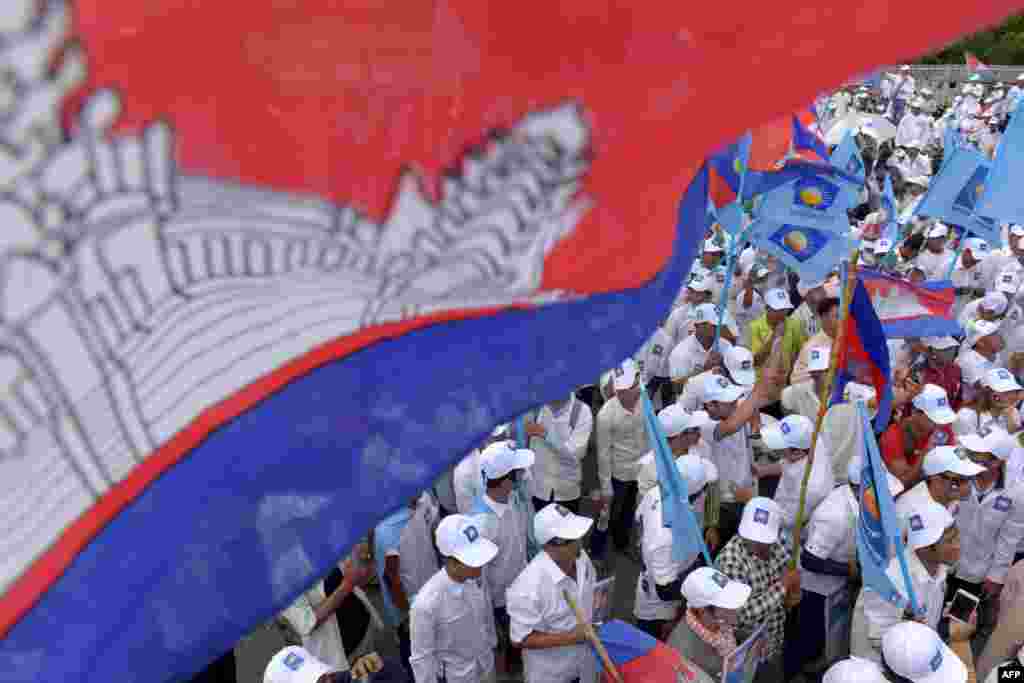Supporters of the Cambodia National Rescue Party (CNRP) gather in a rally on the last day of the commune election campaign in Phnom Penh.