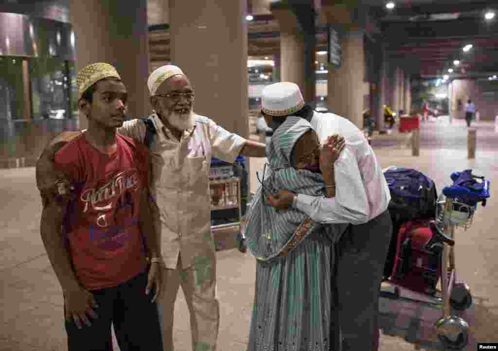 Phụ nữ Ấn Độ ôm con trai sau khi trở về sân bay Mumbai từ Yemen, ngày 6/4/2015.. Ấn Ðộ đã di tản khoảng 3.000 người ra khỏi Yemen tính đến giờ. Khoảng một nửa số người Ấn làm việc ở Yemen là các y tá.