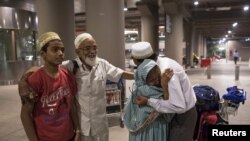 逃离也门回到印度后的拥抱