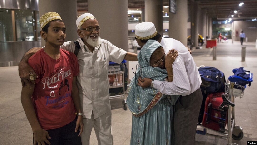 Warga India yang dievakuasi dari Yaman memeluk anaknya saat tiba di bandar udara Mumbai (6/4). 