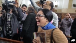 Một người ủng hộ tổng thống bị lật đổ Hosni Mubarak vui mừng trước phán quyết của tòa án ở Cairo, 13/1/15