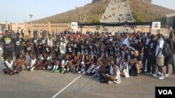 Les jeunes du NBA Academy Africa et du Seed Project à Dakar, Sénégal, 7 mai 2017. (VOA/ Seydina Aba Gueye)