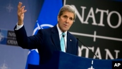 រដ្ឋមន្ត្រី​ក្រសួង​ការបរទេស​សហរដ្ឋ​អាមេរិក John Kerry ថ្លែង​ក្នុង​សន្និសីទ​សារព័ត៌មាន​ នៅឯ​ទីបញ្ជាការ​កណ្តាល​នៃ​អង្គការ​អូតង់ក្នុង​ទីក្រុង​ព្រុចសែល ប្រទេសបែលហ្ស៊ិក កាលពីថ្ងៃទី២ ខែធ្នូ ឆ្នាំ២០១៥។