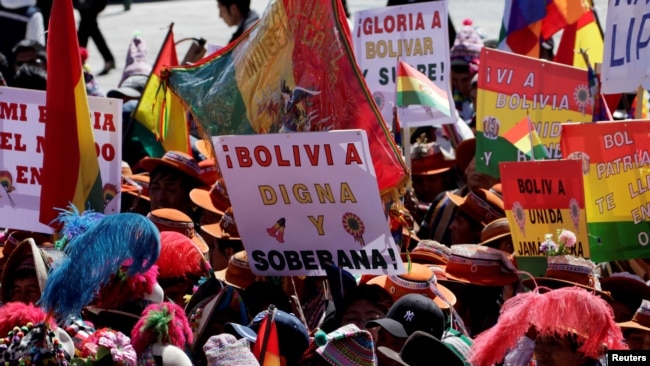 Ciudadanos participan en un desfile el día de la Independencia de Bolivia en Potosí el 6 de agosto de 2018.