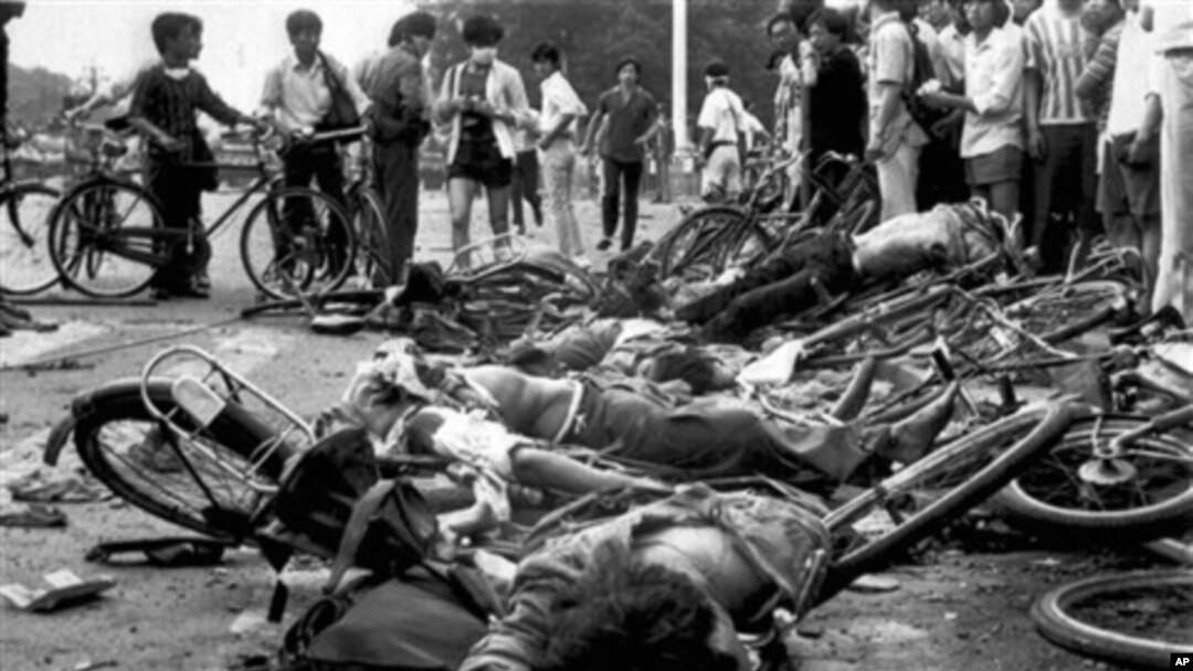 六四学生遭军队坦克轧死现场
