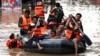 Tim penyelamat mengevakuasi warga dengan menggunakan perahu karet dari daerah permukiman yang terendam banjir, menyusul hujan lebat di Jakarta. (Willy Kurniawan/ Reuters)