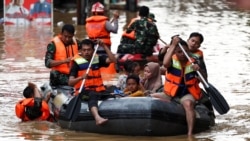 Tim penyelamat mengevakuasi warga dengan menggunakan perahu karet dari daerah permukiman yang terendam banjir, menyusul hujan lebat di Jakarta. (Willy Kurniawan/ Reuters) 