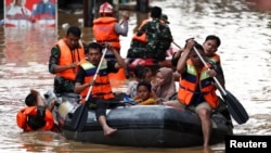 Tim penyelamat mengevakuasi warga dengan menggunakan perahu karet dari daerah permukiman yang terendam banjir, menyusul hujan lebat di Jakarta. (Willy Kurniawan/ Reuters) 