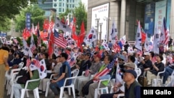 South Korean conservatives participate in a pro-United States demonstration held along US President Donald Trump's motorcade route in Seoul, South Korea, Saturday, June 29, 2019. (B. Gallo/VOA)