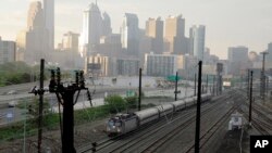Kereta api Amtrak melewati kota Philadelphia, Senin (18/5).