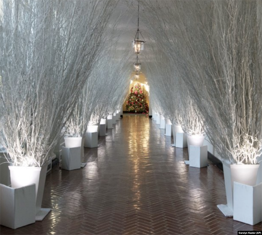 La columna del este está decorada con ramas blancas que conducen a un árbol de Navidad en la sala 'East Garden', durante una vista previa de las decoraciones festivas de 2017 en la Casa Blanca en Washington, el lunes 27 de noviembre de 2017. (AP Photo / Carolyn)