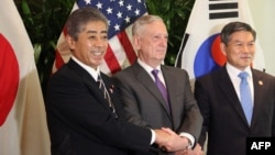 이와야 다케시 일본 방위상과 짐 매티스 미국 국방장관, 정경두 한국 국방장관이 19일 싱가포르에서 회담했다.