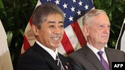 이와야 다케시 일본 방위상과 짐 매티스 미국 국방장관.