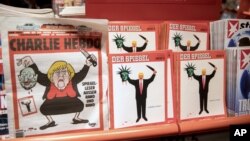 Edición alemana de Charlie Hebdo muestra un dibujo de la canciller alemana Angela Merkel con la cabeza cortada de su Challenger socialdemócrata Martin Schulz, y a Donald Trump con la cabeza cortada de la estatua de la libertad.