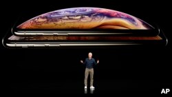 CEO Apple saat memperkenalkan produk iPhone XS di Cupertino, California (foto: dok). Apple dituduh mengenakan biaya besar untuk mengunduh aplikasi iPhone di AppStore.