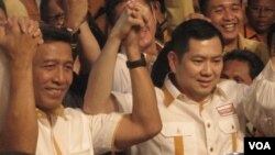 Wiranto dan Hary Tanoesoedibjo dalam pernyataan maju sebagai capres-cawapres 2014 dari Partai Hanura. (VOA/Andylala Waluyo)