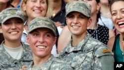 지난 8월 미군 특수군학교 졸업식에서 여군들이 미소 짓고 있다.
