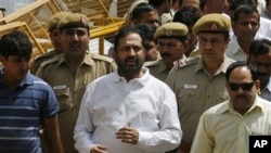 New Delhi Commonwealth Games chief organizer Suresh Kalmadi, center, who was Monday arrested by India's Central Bureau of Investigation, arrives for a court hearing in New Delhi, India, April 26, 2011