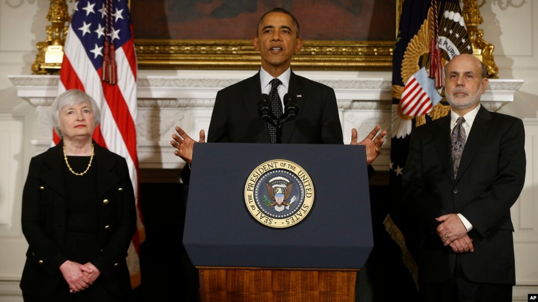 El presidente Obama destacó la nominación de Janet Yellen a su izquierda en la foto y elogió al saliente presidente de la FED, Ben Bernanke, ubicado a la derecha.