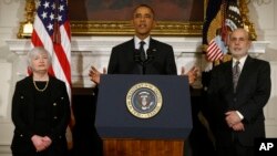 El presidente Obama destacó la nominación de Janet Yellen a su izquierda en la foto y elogió al saliente presidente de la FED, Ben Bernanke, ubicado a la derecha.