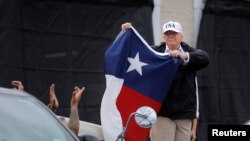 Президент Трамп с флагом Техаса