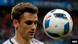 Antoine Greizmann de la France au cours d’un match éliminatoire de l'UEFA EURO 2016 entre la Suisse et la France au Stade Pierre Mauroy à Lille Métropole, France, 19 juin 2016. EPA / LAURENT DUBRULE 