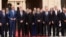 法国总统埃马纽埃尔·马克龙（左中）和乌克兰总统弗拉基米尔·泽连斯基（中）在巴黎荣军院举行的支持乌克兰“自愿联盟”峰会前与各国元首和政府首脑合影。（2026年7月13日）